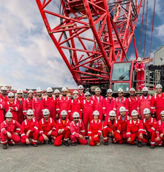sc-cs-mammoet-hero The Mammoet team by a crane