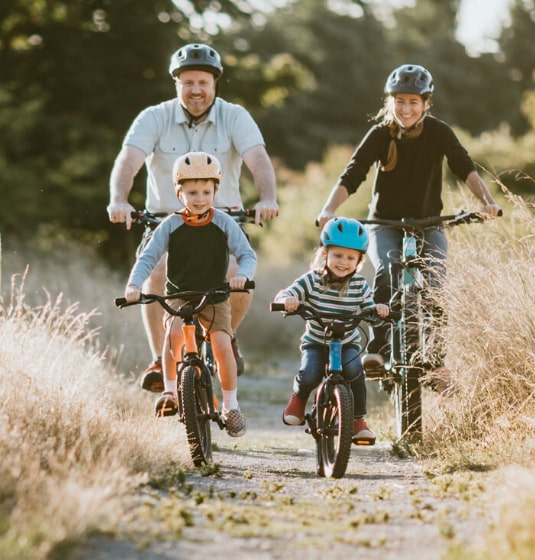 sc-cs-swisslife-hero Family riding bikes