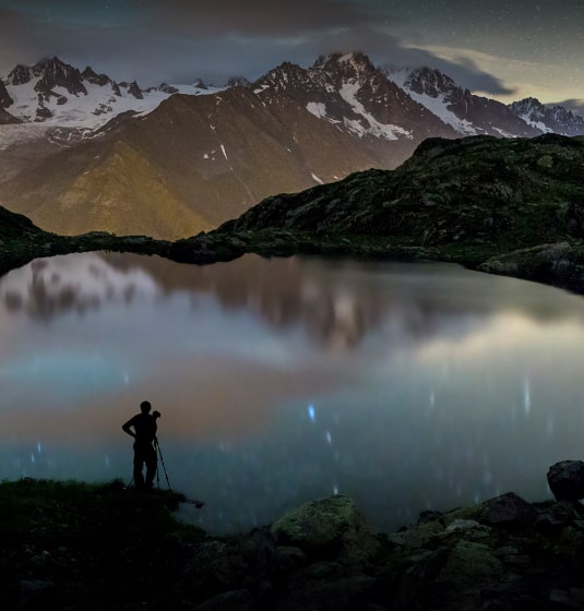 sc-cs-vitec-hero Man with camera looking into lake